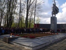 Мемориал в центре с.Глинка