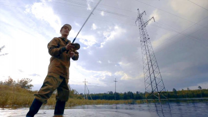 энергетики напоминают: рыбачить в охранных зонах линий электропередачи опасно для жизни и здоровья - фото - 1