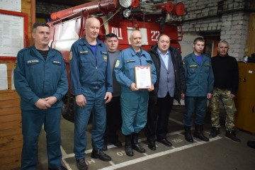 сотрудников 22 пожарно-спасательной части села Глинка поздравили с наступающим профессиональным праздником - фото - 1