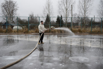 в Глинковском округе проходят работы по заливке ледового катка - фото - 1