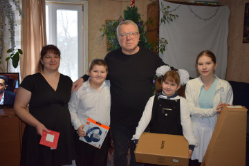 министр Смоленской области по внутренней политике Пётр Мухин исполнил желания трех ребят из Глинковского округа - фото - 1