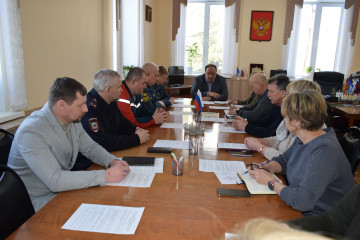 внеплановое заседание Комиссии по предупреждению и ликвидации чрезвычайных ситуаций и обеспечению пожарной безопасности - фото - 1