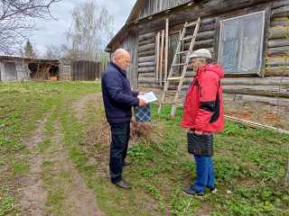 специалисты проверили печное отопление в жилом доме и провели инструктаж с жильцами - фото - 1