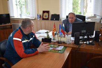 глава Глинковского округа обсудил вопросы уличного освещения и благоустройства с начальником РЭС - фото - 1