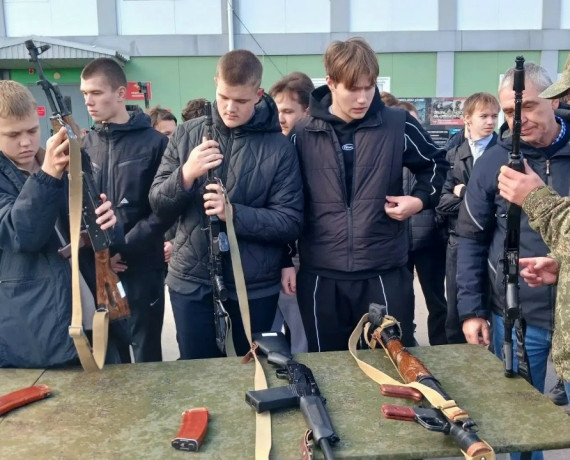 старшеклассники Болтутинской средней школы побывали в воинской части в Ельне — в рамках Дня призывника - фото - 1